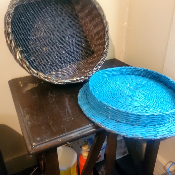 Handcrafted basket with with matching lid. - Picture 5 of 9